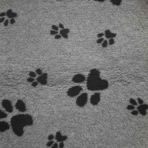 VetBed paklājs - guļvieta suņiem  ar gumijotu pamatni 100x150 cm Grey Paws